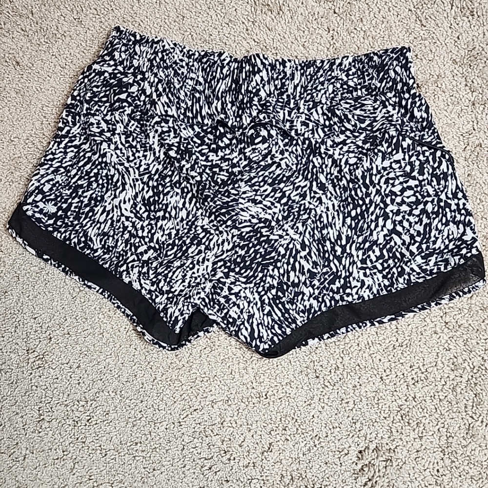 Athleta Printed Mesh Racer Run 4" Shorts in Black Gray Speckle Size Medium  Mesh - Picture 3 of 8
